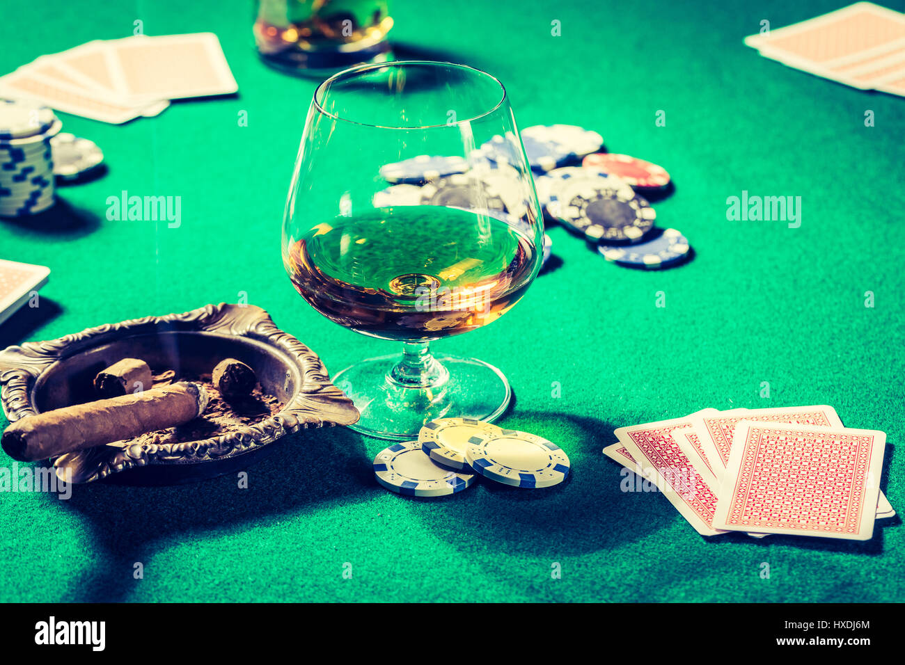Vintage table de jeu avec des cartes et de cigare, whisky Banque D'Images