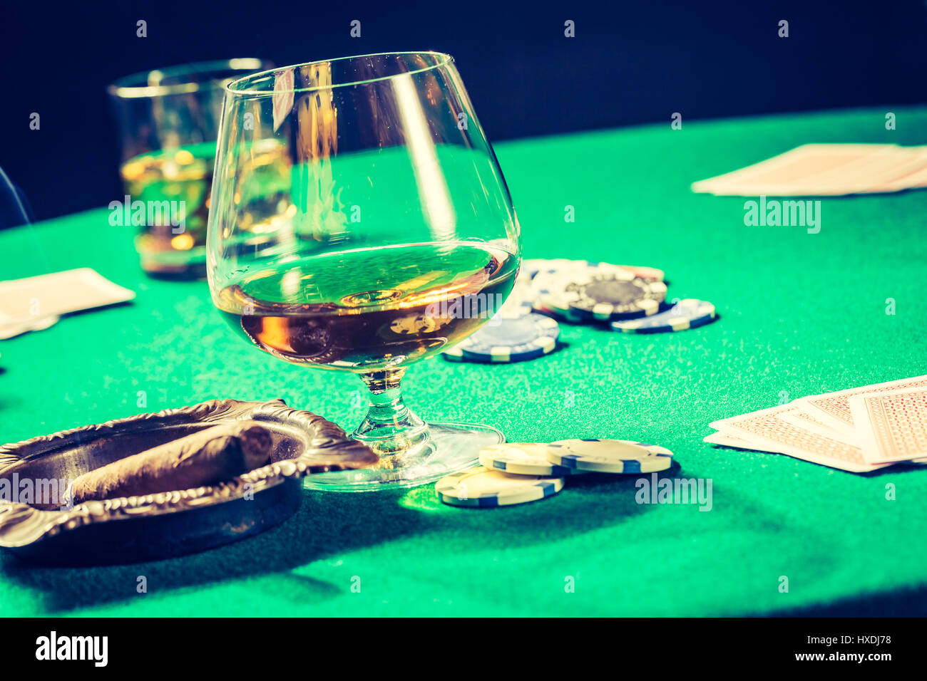 Ancienne table de poker avec Jetons et cartes Banque D'Images