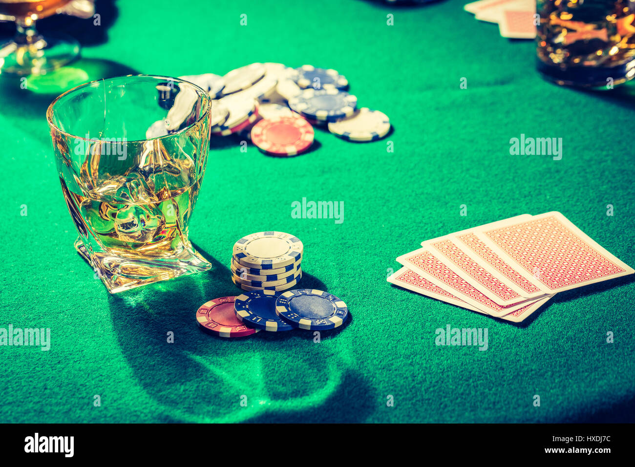 Libre de la table de poker avec whiskey, de cigare et de cartes Banque D'Images