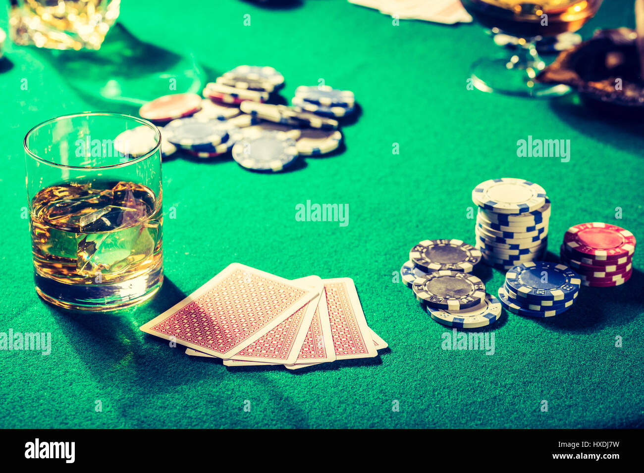 Ancienne table de poker avec whiskey, de cigare et de cartes Banque D'Images