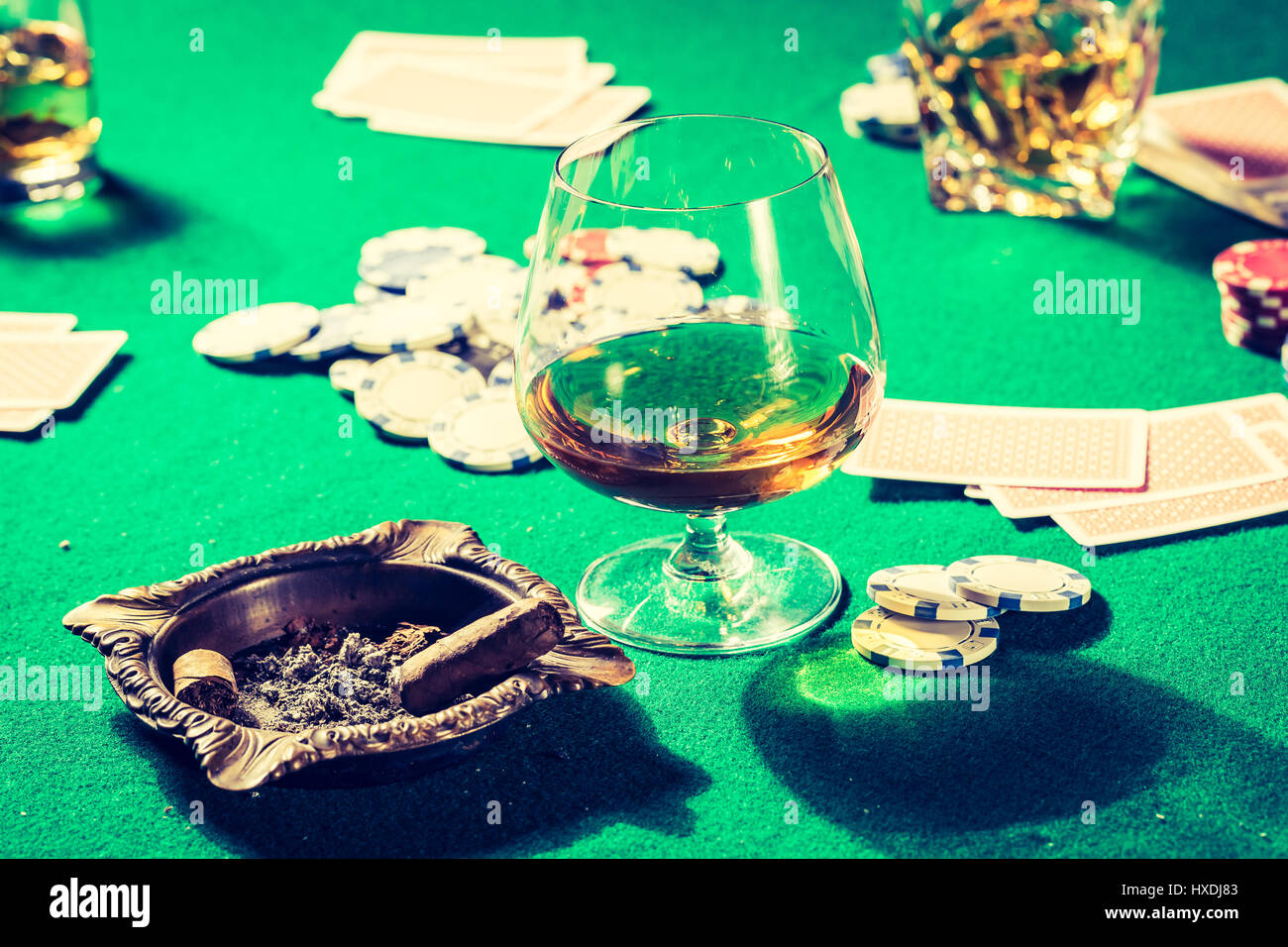 Cartes et puces en vieille table de jeu Banque D'Images