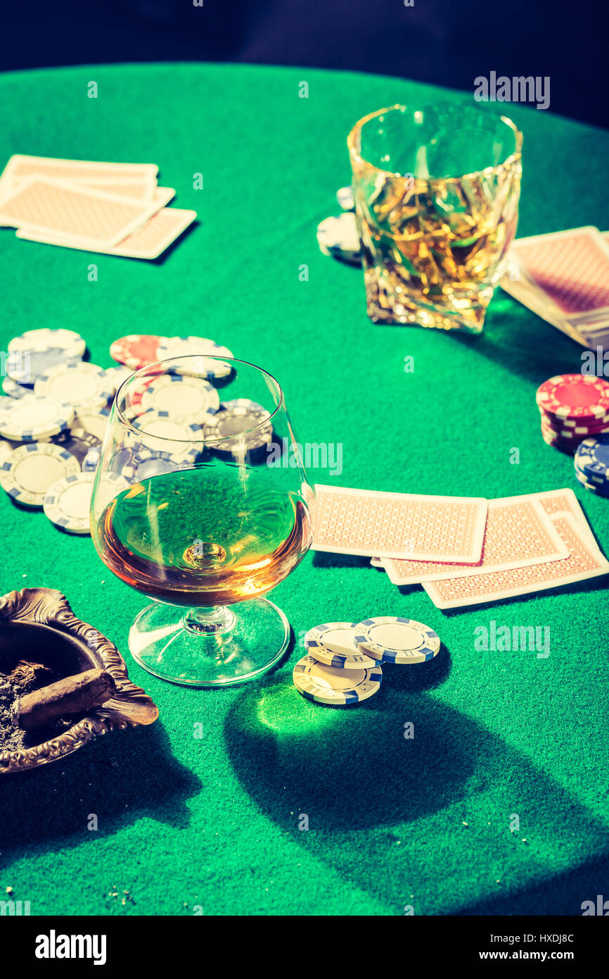 Ancienne table de jeu avec des Jetons et cartes Banque D'Images