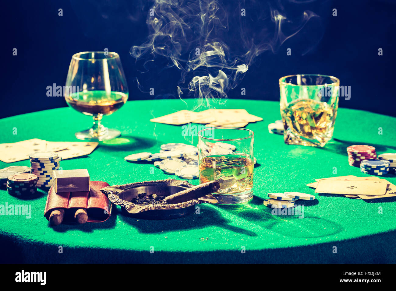 Ancienne table de jeu avec des cartes et de cigare, whisky Banque D'Images