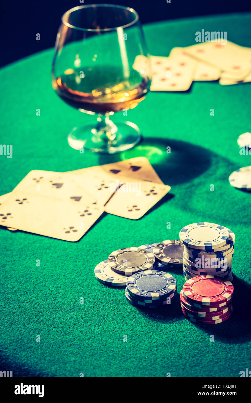 Ancienne table de jeu avec cartes et puces Banque D'Images