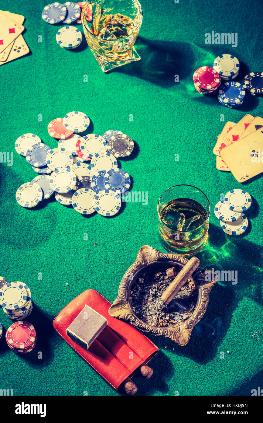 Jetons et cartes de table vintage pour poker Banque D'Images