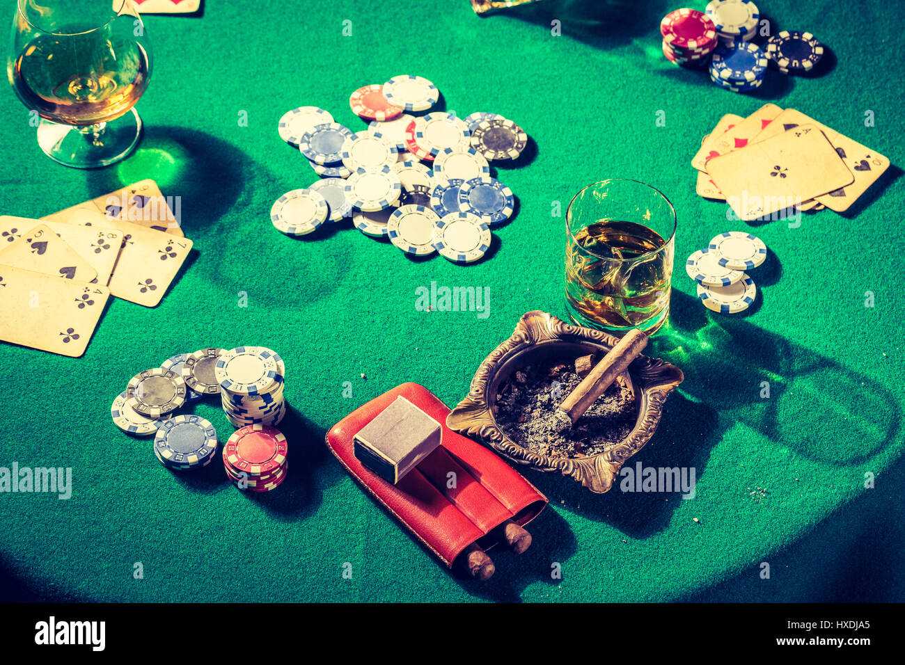 Whiskey, de cigare et de cartes pour le poker de table vintage Banque D'Images