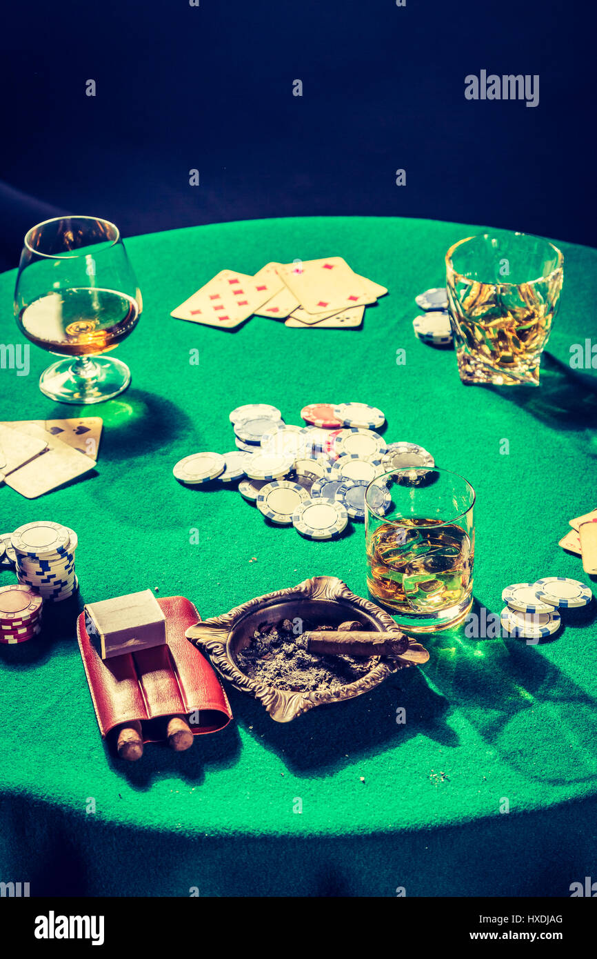 Cartes et puces vintage dans la table de poker Banque D'Images
