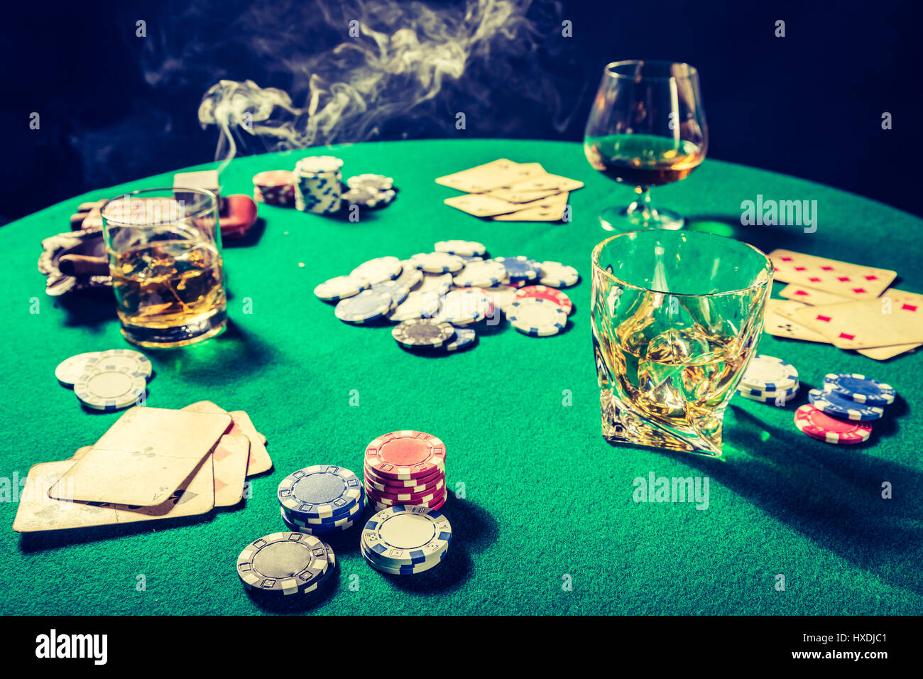 Gros plan du tableau de jeu avec le whisky, le cigare et les cartes Banque D'Images