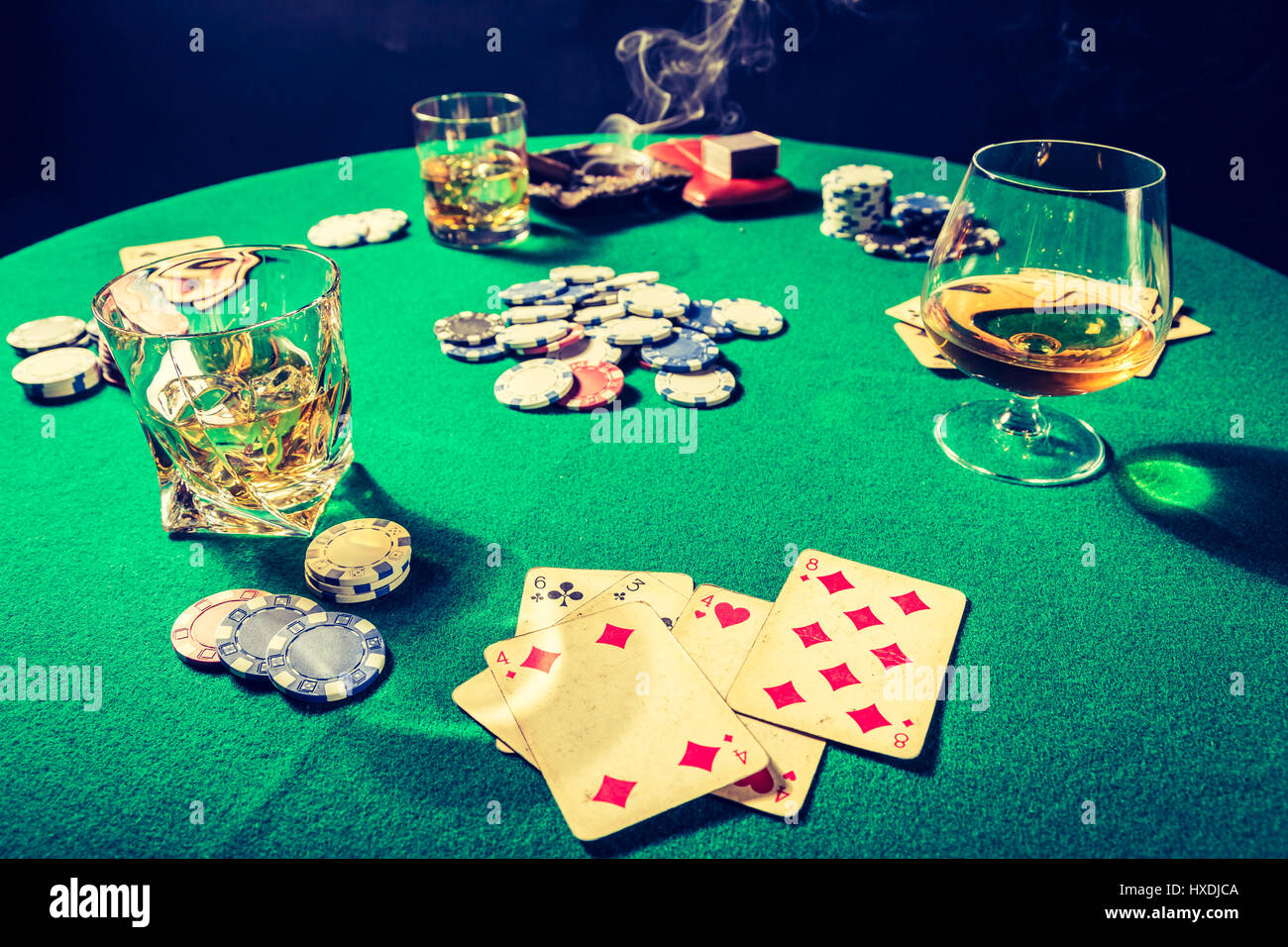 Vintage table pour poker avec whiskey, de cigare et de cartes Banque D'Images