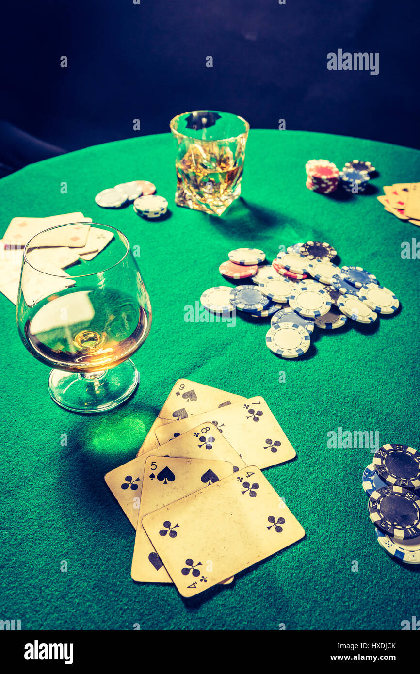 Cartes et puces en vintage table de jeu Banque D'Images