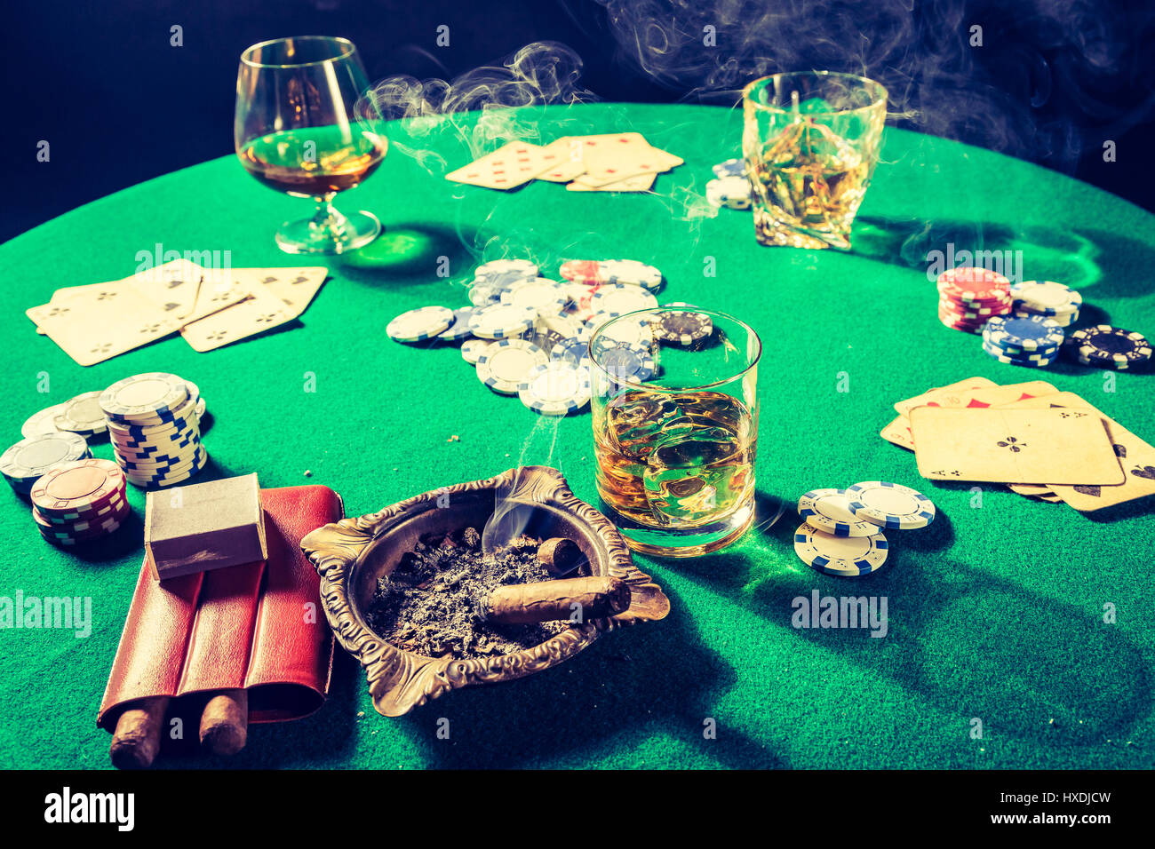 Whiskey, de cigare et de cartes en vieille table de poker Banque D'Images