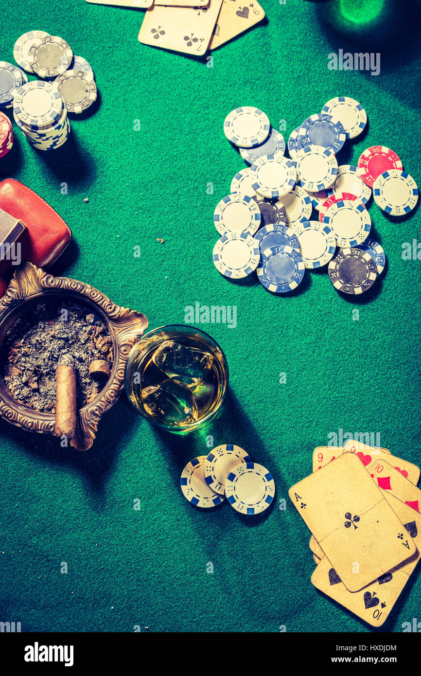 Cartes et puces en vieille table de poker Banque D'Images