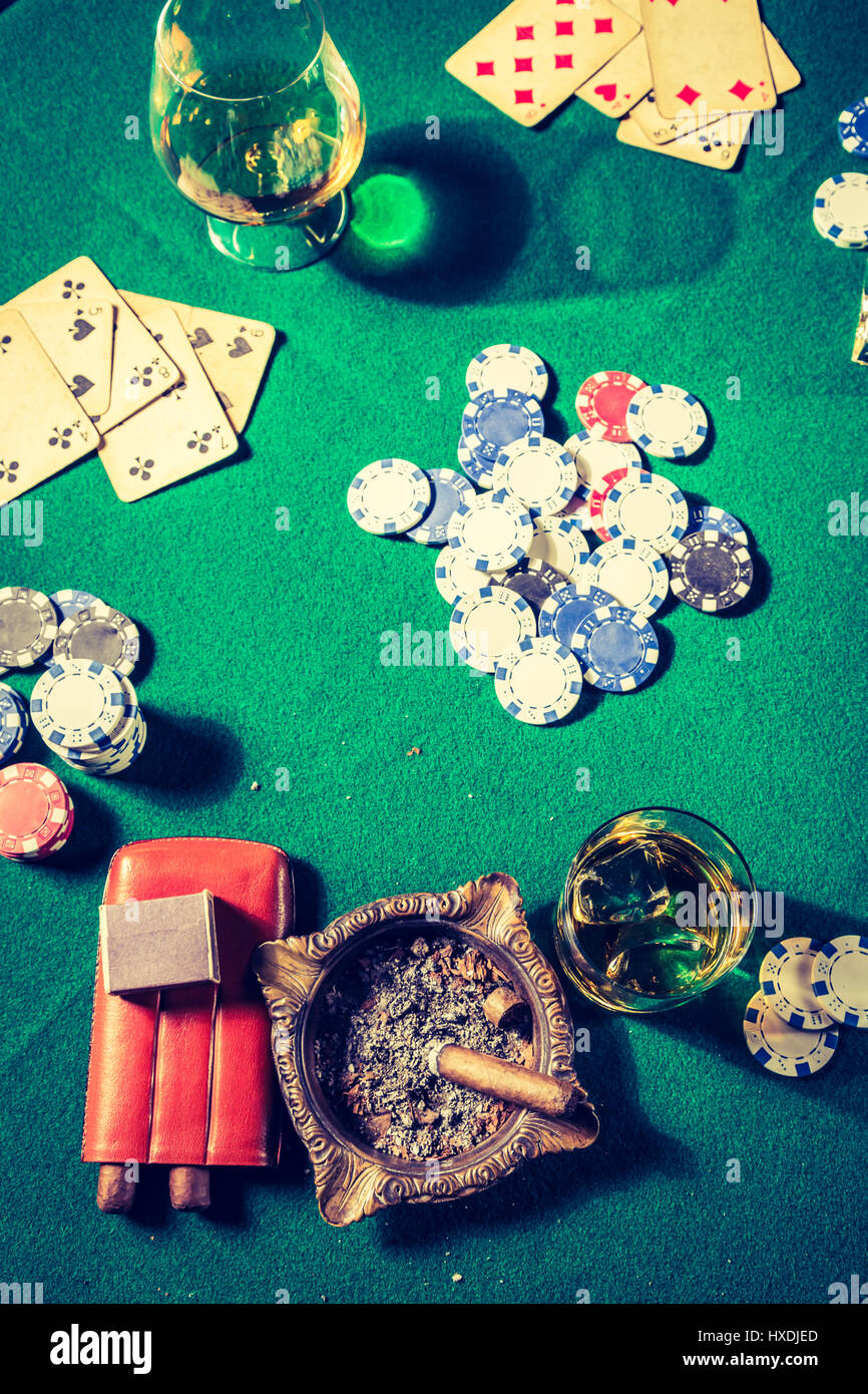 Libre de la table de poker avec des cartes et puces Banque D'Images