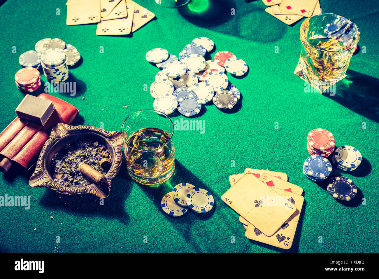 Jetons et cartes dans l'ancienne table de jeu Banque D'Images