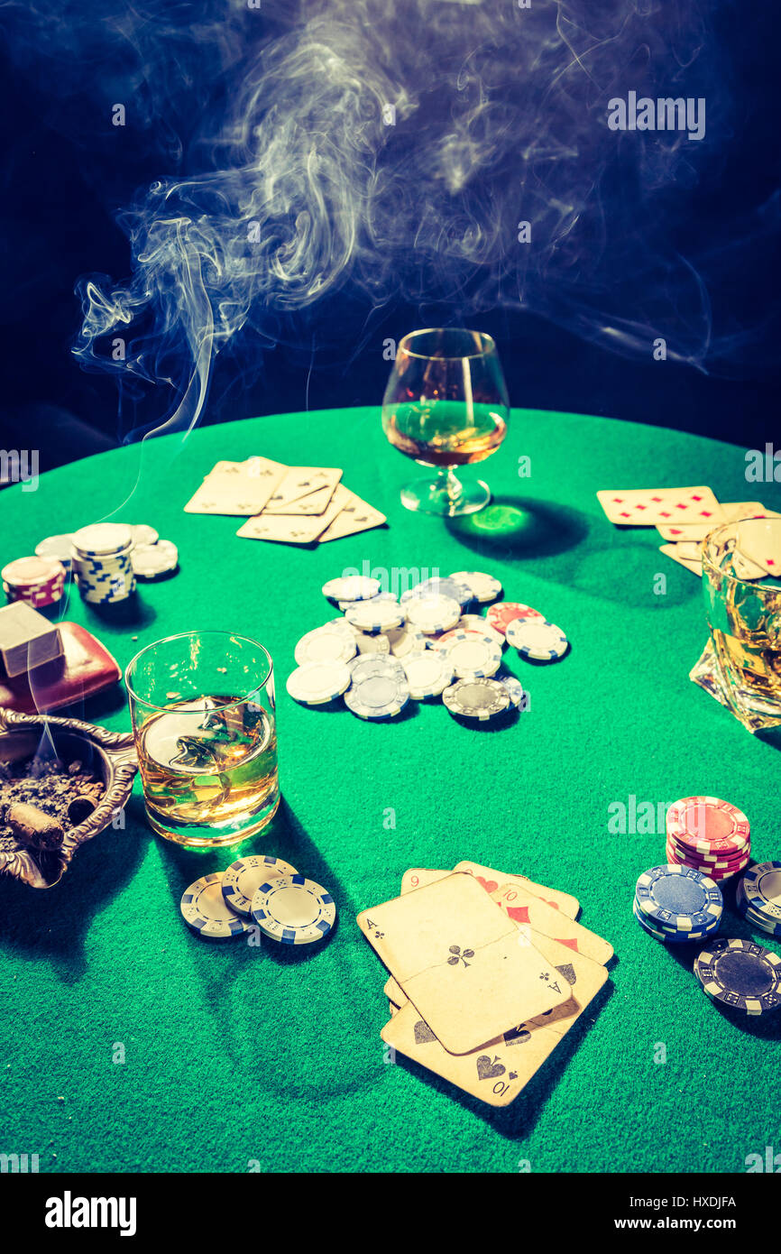 Vintage table de jeu avec des Jetons et cartes Banque D'Images