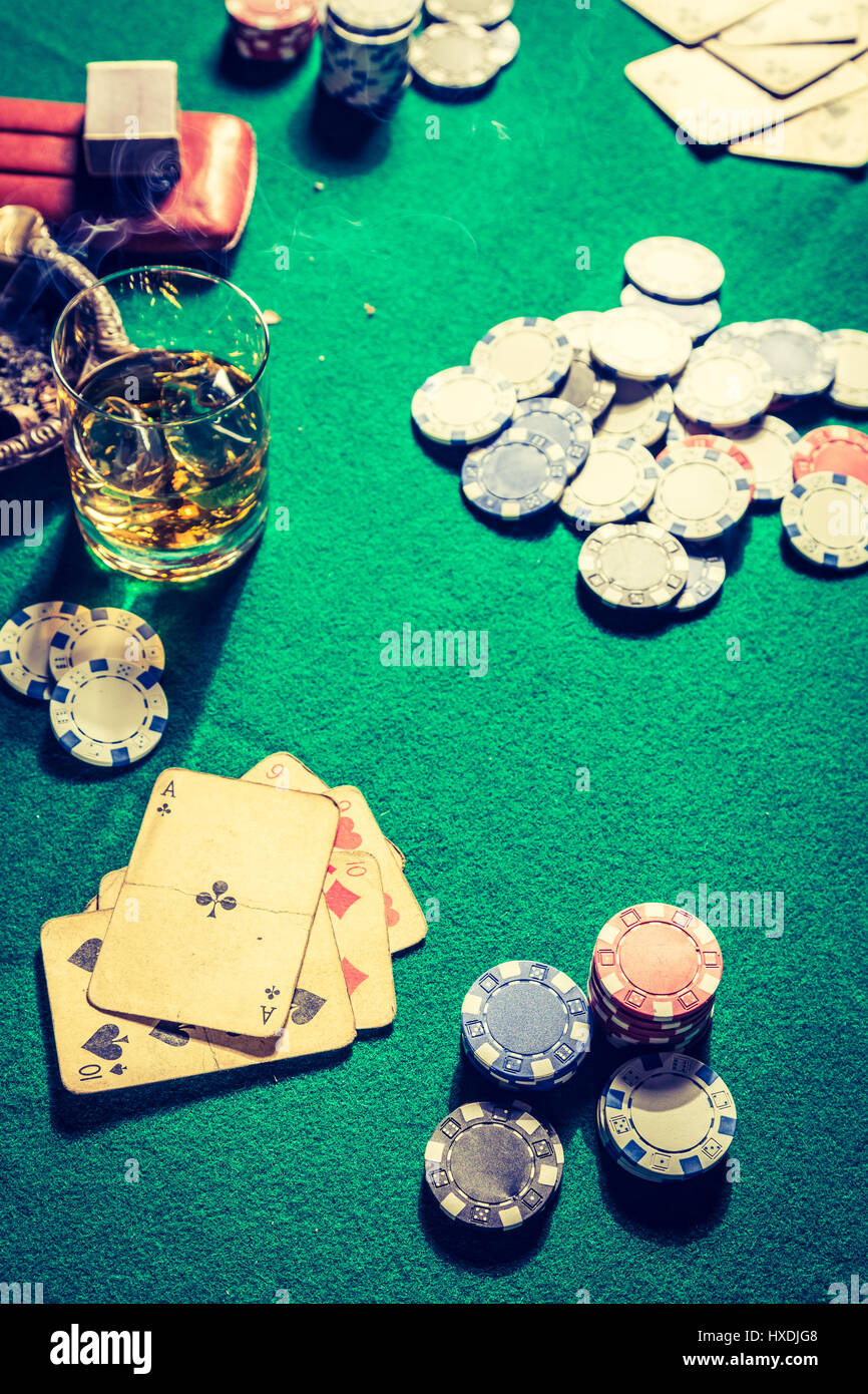 Ancienne table de poker avec des cartes et puces Banque D'Images