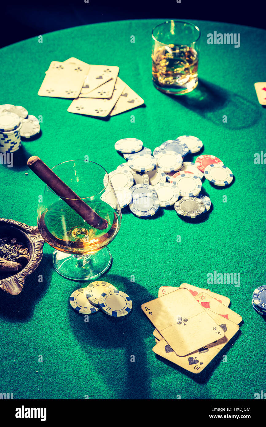 Gros plan du tableau de jeu avec cartes et puces Banque D'Images