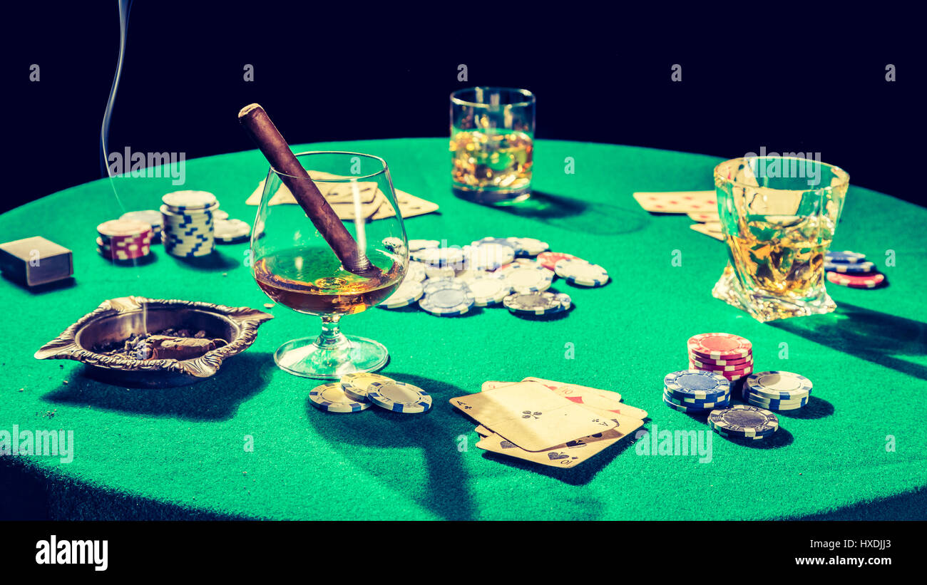 La table de poker avec des cartes et puces Banque D'Images