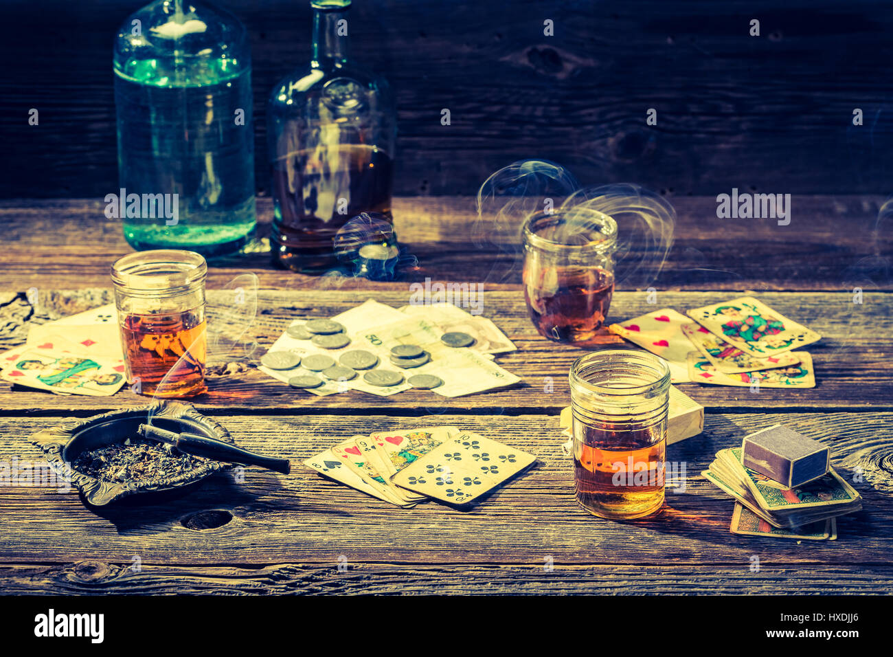 Vintage table de poker illégal à la vodka, cigarettes et cartes Banque D'Images