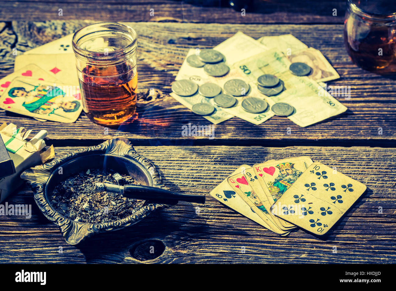 Vintage table de poker illégales avec des cartes et de l'argent Banque D'Images