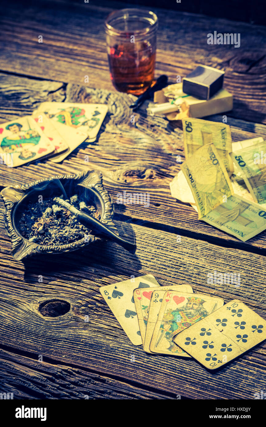 Cartes et de l'argent sur la table de poker illégal vintage Banque D'Images