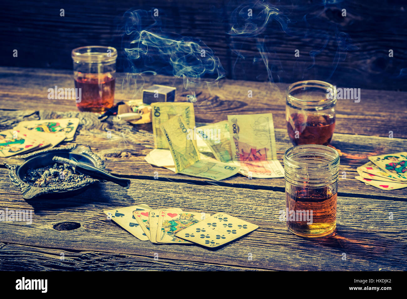 Vodka, cigarettes et cartes sur table de poker illégal vintage Banque D'Images