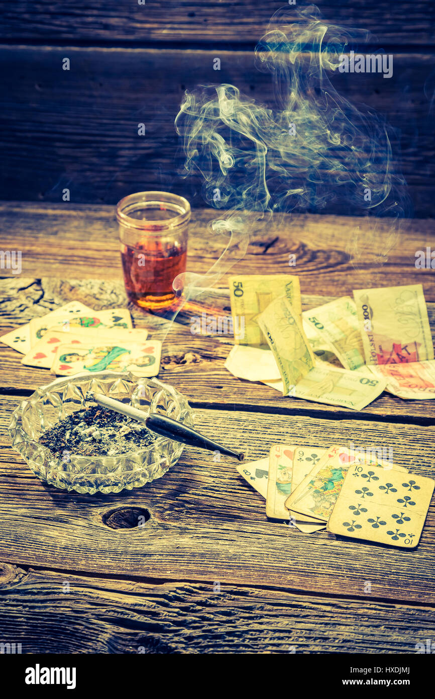 Vintage table de poker illégal à la vodka, cigarettes et cartes Banque D'Images