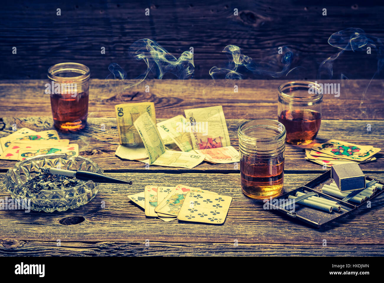 Vodka, cigarettes et cartes sur table de poker illégales de vieux Banque D'Images