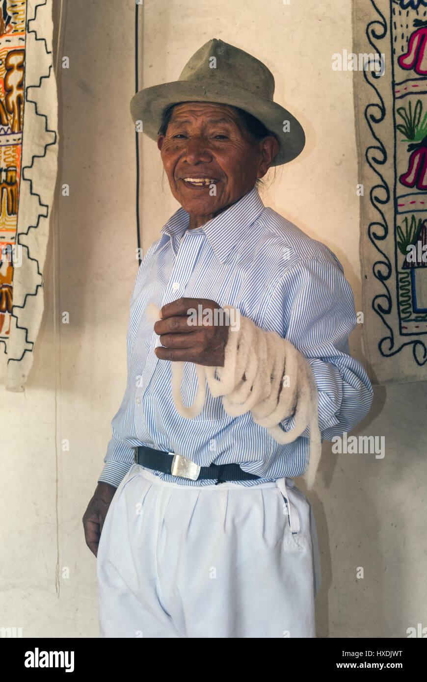 L'Équateur, Otavalo, artisan weaver holding laine cardée Banque D'Images