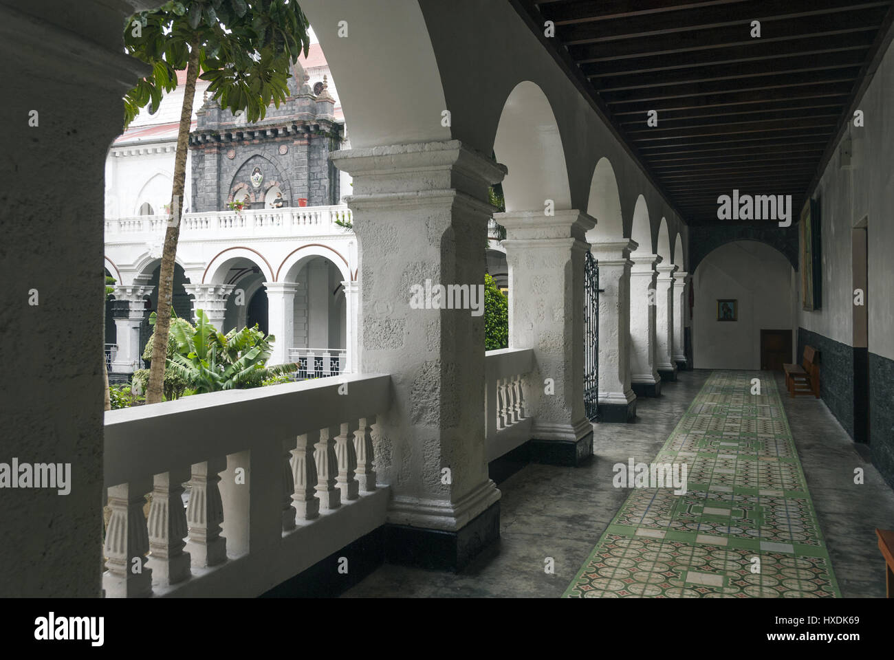 L'Équateur, Banos, Basilique Nuestra Señora de Agua Santa, cloître Banque D'Images