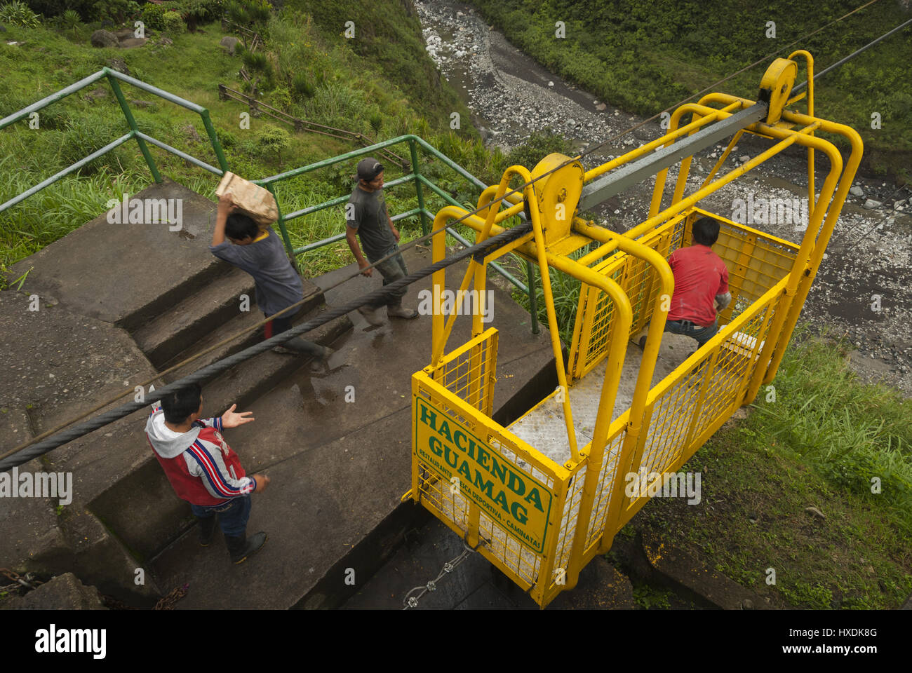 L'Équateur, le Canyon de la rivière Pastaza ci-dessous Banos, tarabita cable car à travers river Banque D'Images