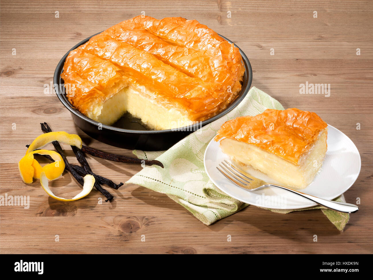 Galaktoboureko dessert traditionnel grec.à base de semoule crème anglaise. Banque D'Images