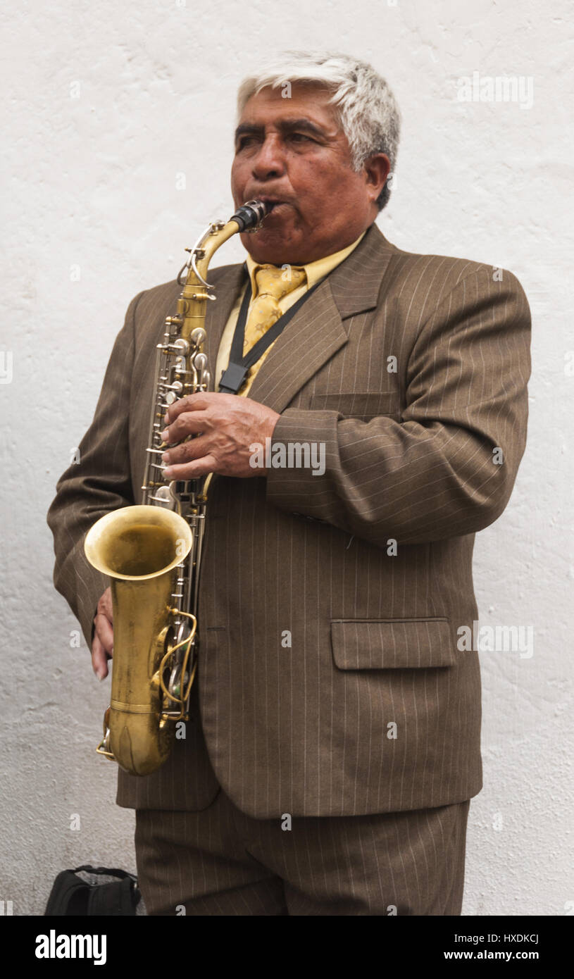 L'Equateur, Cuenca, Église de El Carmen fiesta, orchestre saxaphone player Banque D'Images