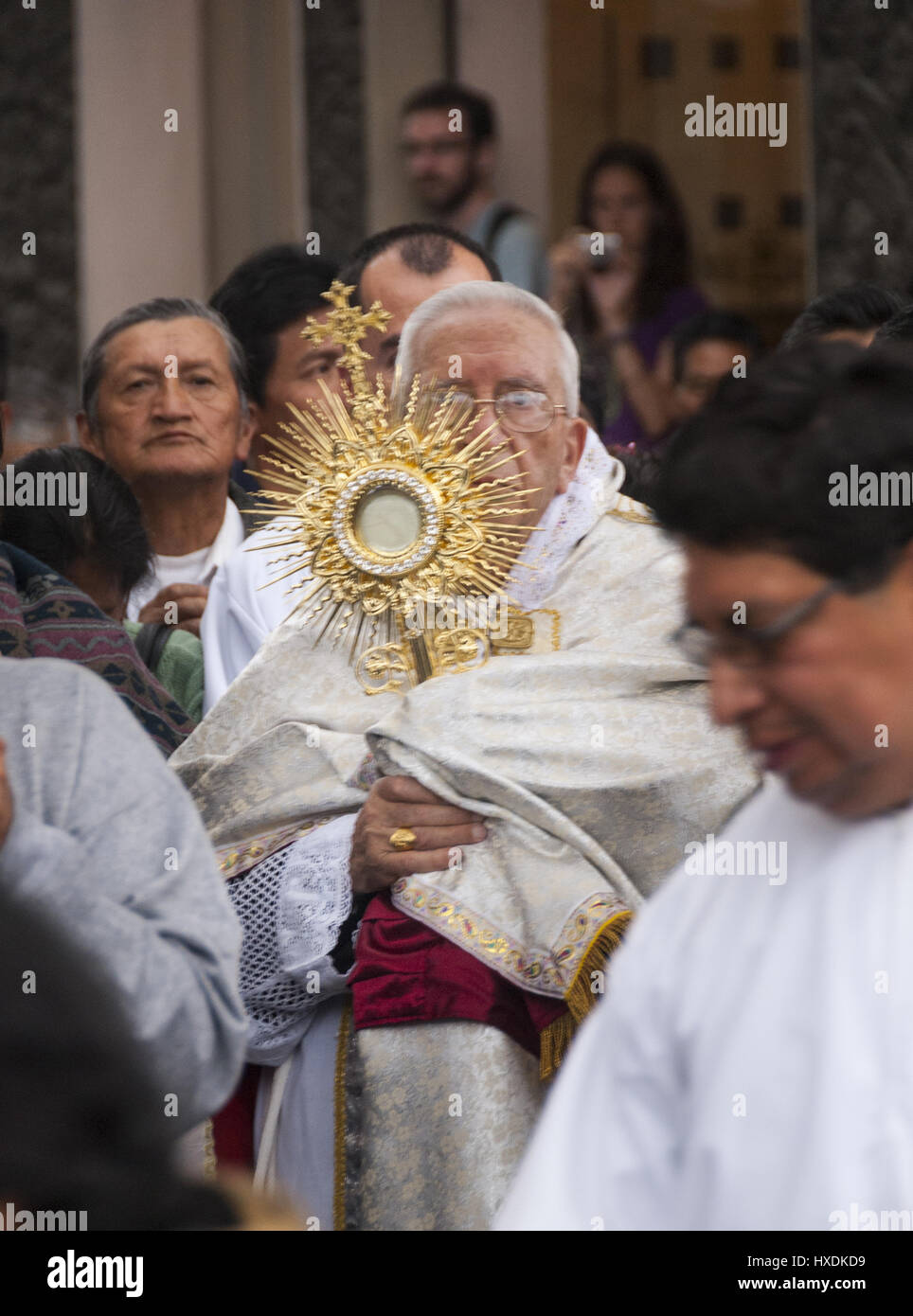 L'Equateur, Cuenca, Église de El Carmen fiesta, procession religieuse Banque D'Images