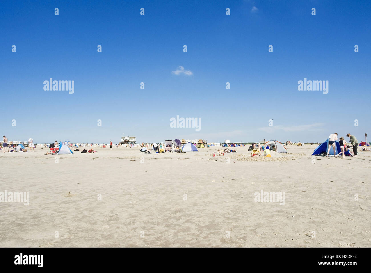 Les touristes sur la plage de Saint- Peter-Ording, Touristen am Strand von Sankt Peter-Ording Banque D'Images