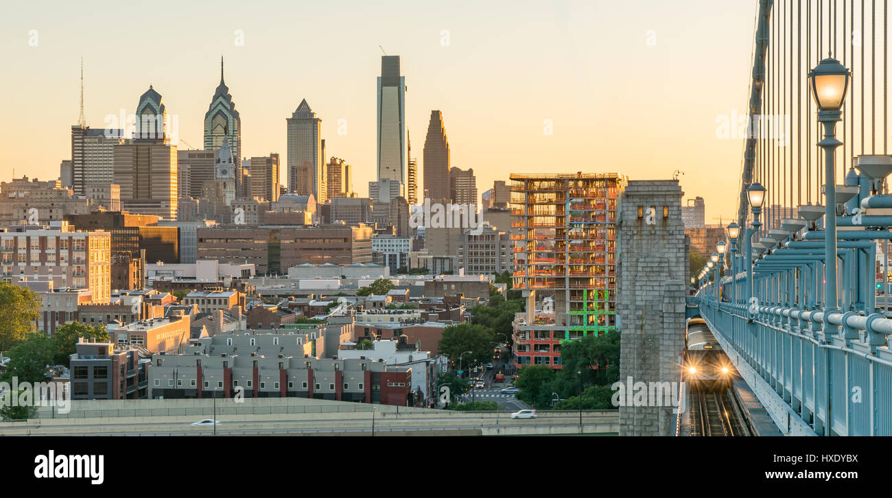 Philadelphia Skyline au coucher du soleil de la Benjamin Franklin Bridge Banque D'Images