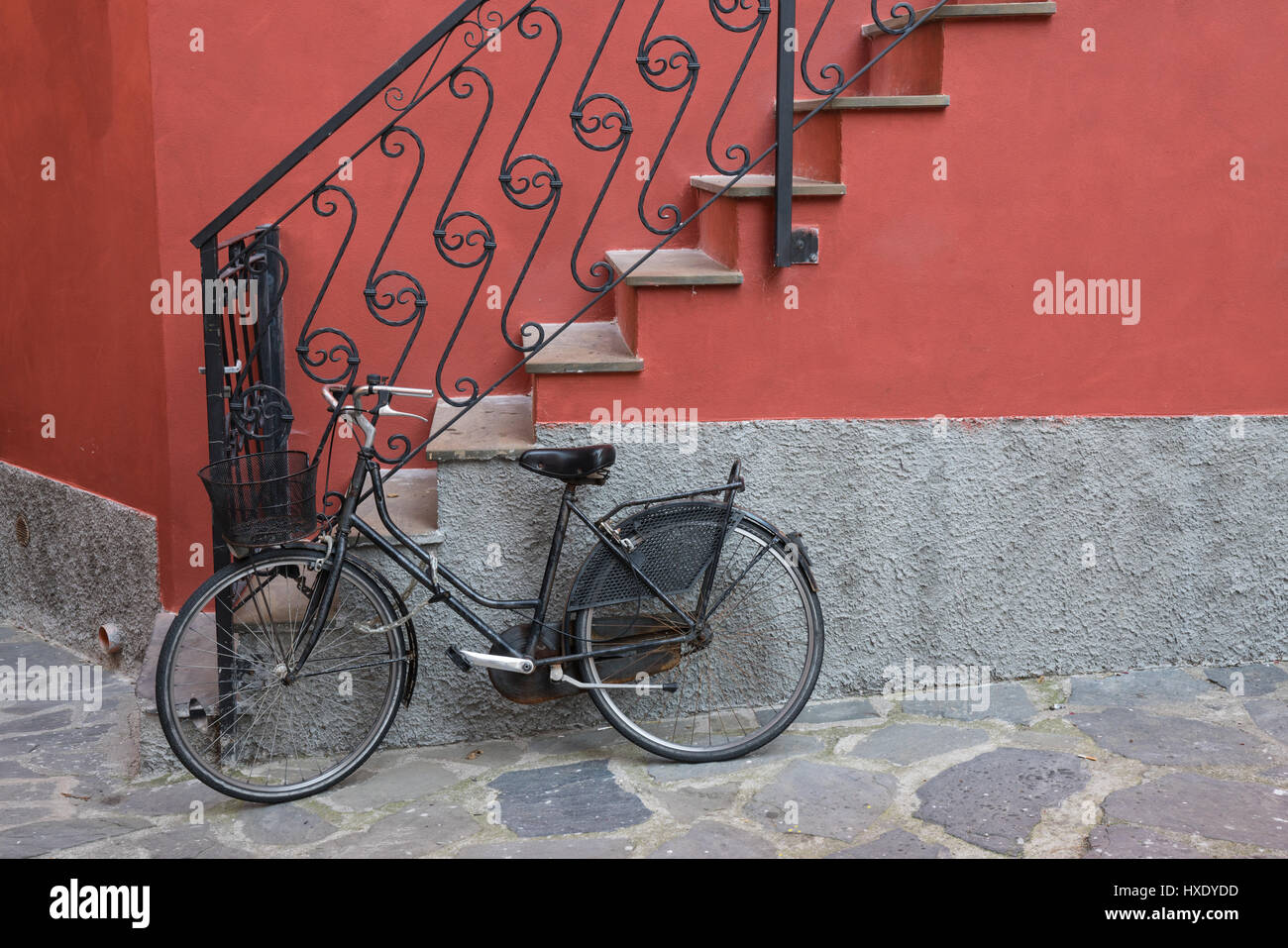 Moto garée près de l'escalier menant à la maison à Monterosso, Italie Banque D'Images