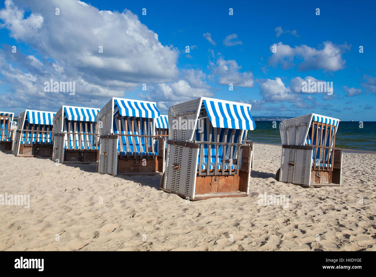 Plage de sable et de chaises de plage en bois traditionnel sur l'île de Rügen, Allemagne du Nord, sur la côte de la mer Baltique Banque D'Images