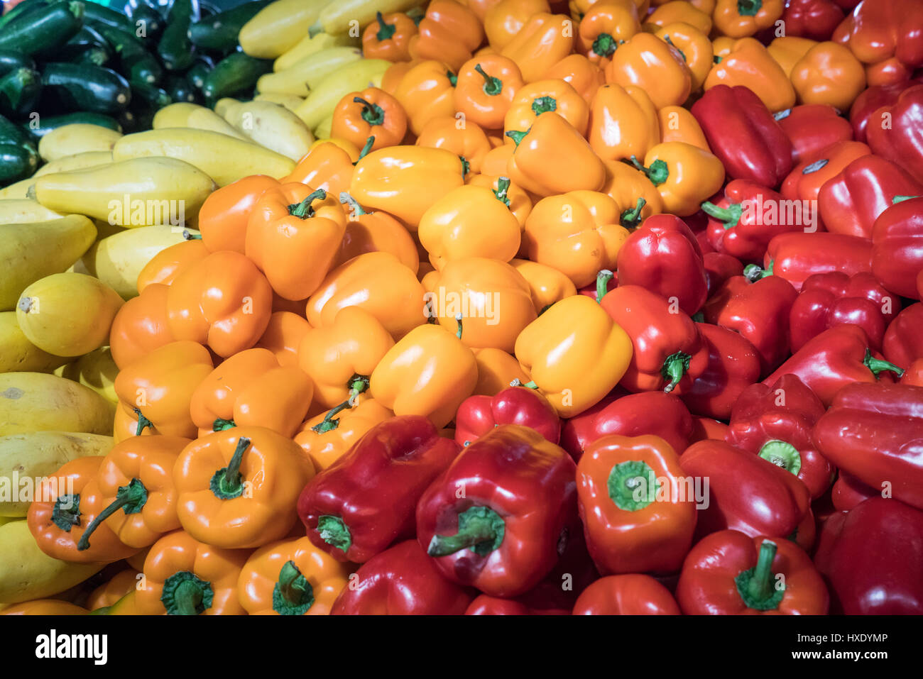 Des poivrons frais et squash à un marché à la ferme Banque D'Images