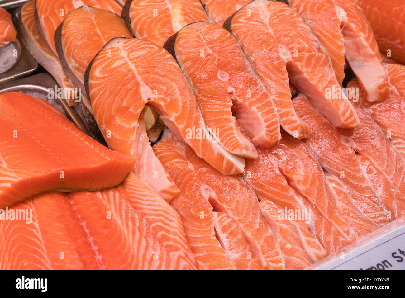 Darnes de saumon frais et les filets sur la glace dans un marché aux poissons Banque D'Images