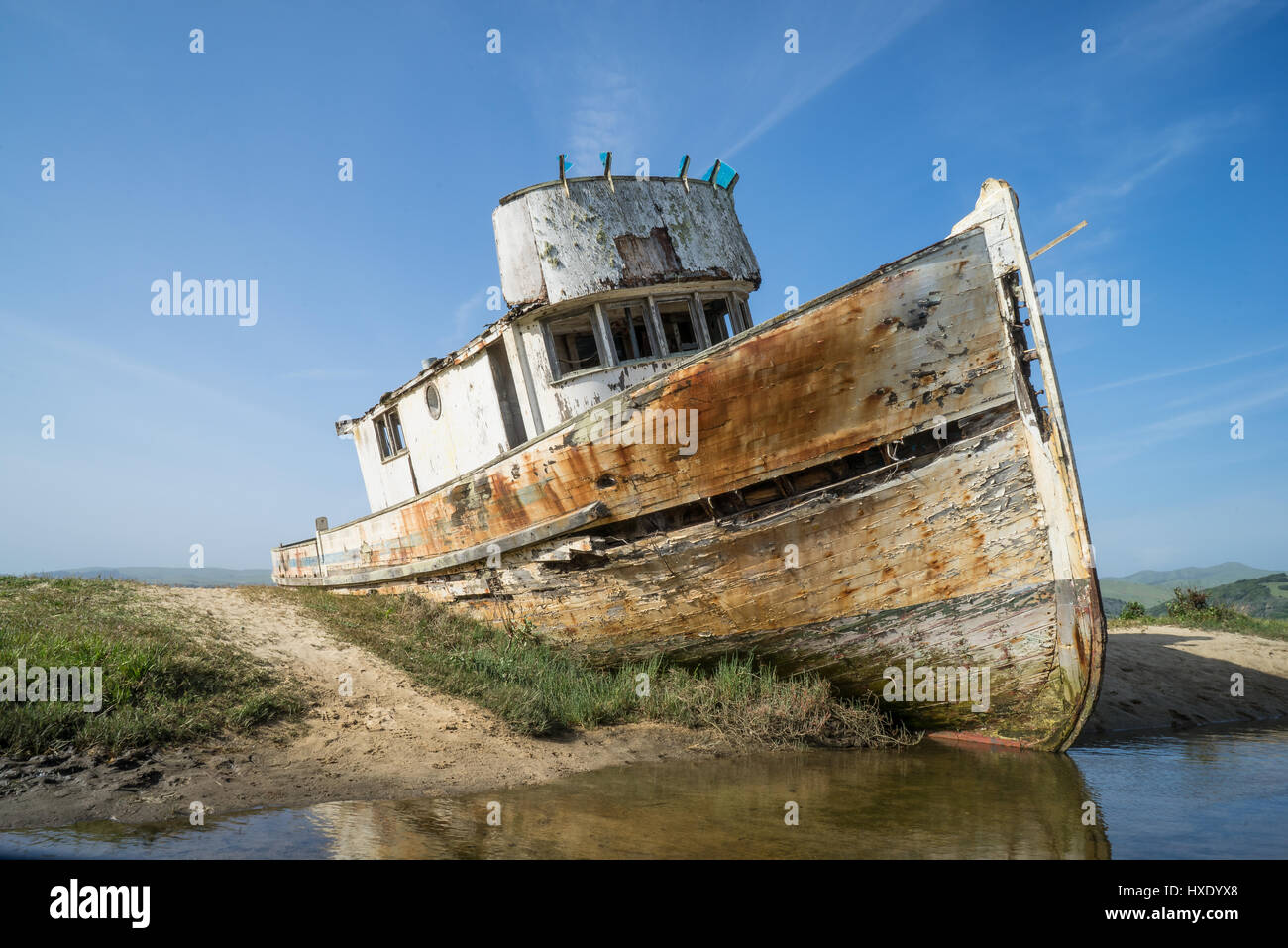 Vieux Bateau Echoue Sur Le Sable Le Long De Point Reyes Californie Photo Stock Alamy