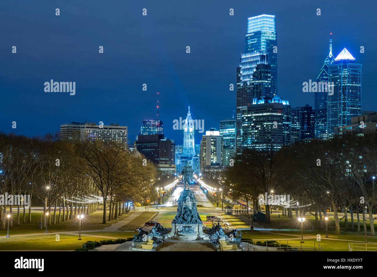 Night skyline de Philadelphie de l'Art Museum à la Benjamin Franklin Parkway Banque D'Images