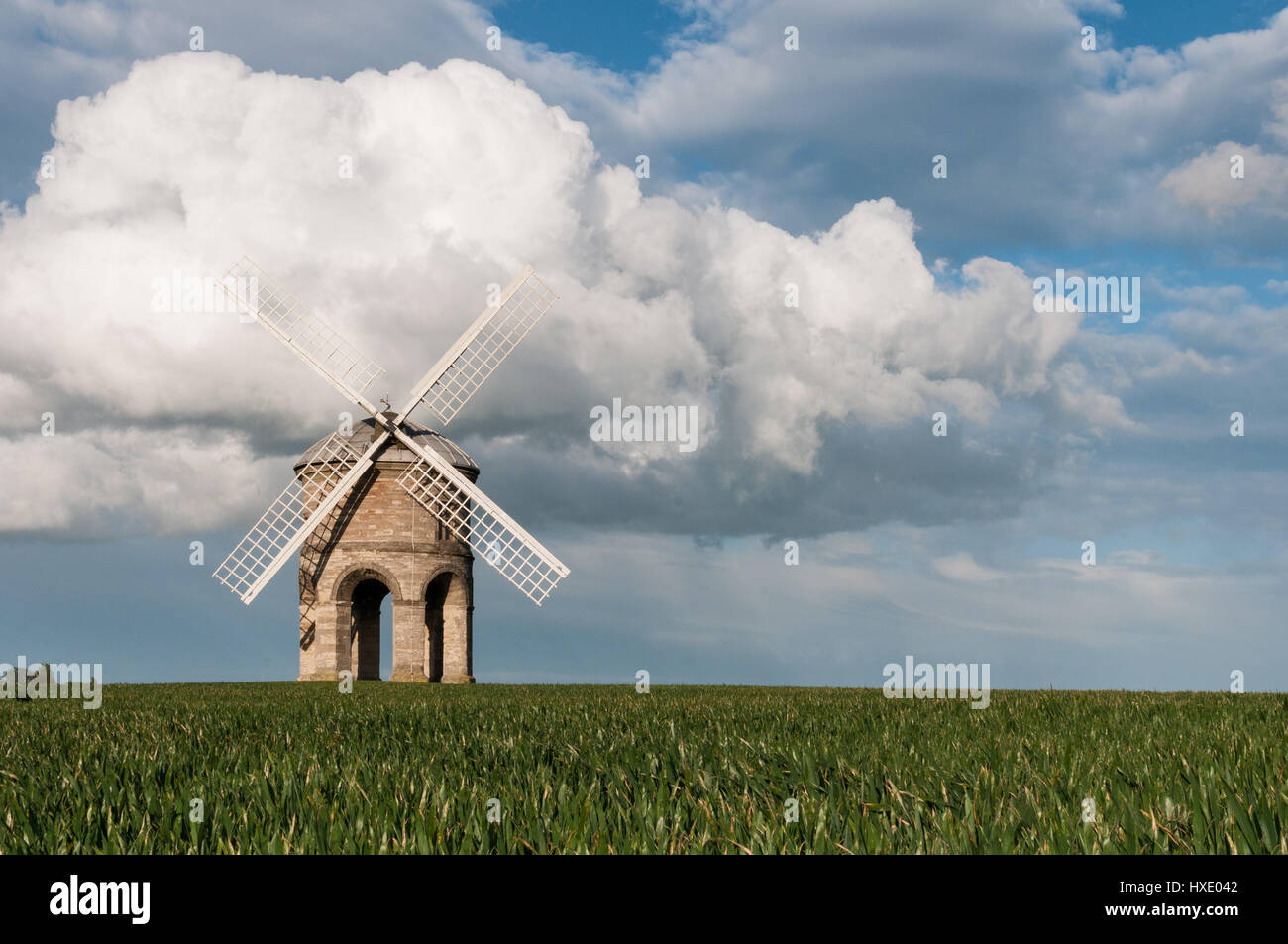 Moulin à Vent de Chesterton au printemps sur une journée ensoleillée avec grand nuage en arrière-plan, dans le Warwickshire, Royaume-Uni Banque D'Images
