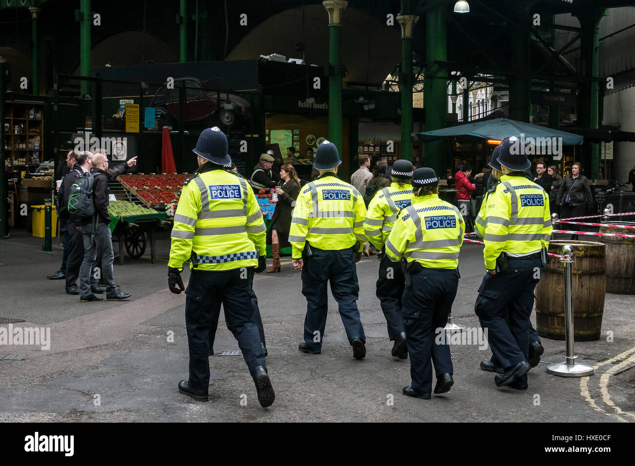 Groupe Metropolitan police Offices Conécuries Marche Borough Market police présence Protection de la sécurité Londres Banque D'Images