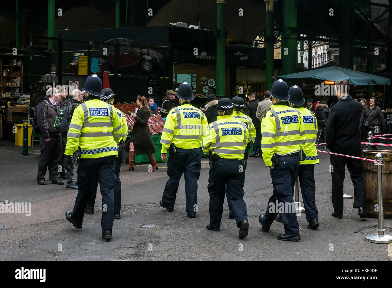 Groupe Metropolitan police Offices Constables Walking Borough Market Londres Royaume-Uni Banque D'Images