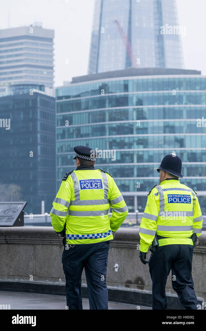 Deux agents de la Police métropolitaine de patrouille de gendarmes patrouiller ; Protection Sécurité Londres Banque D'Images