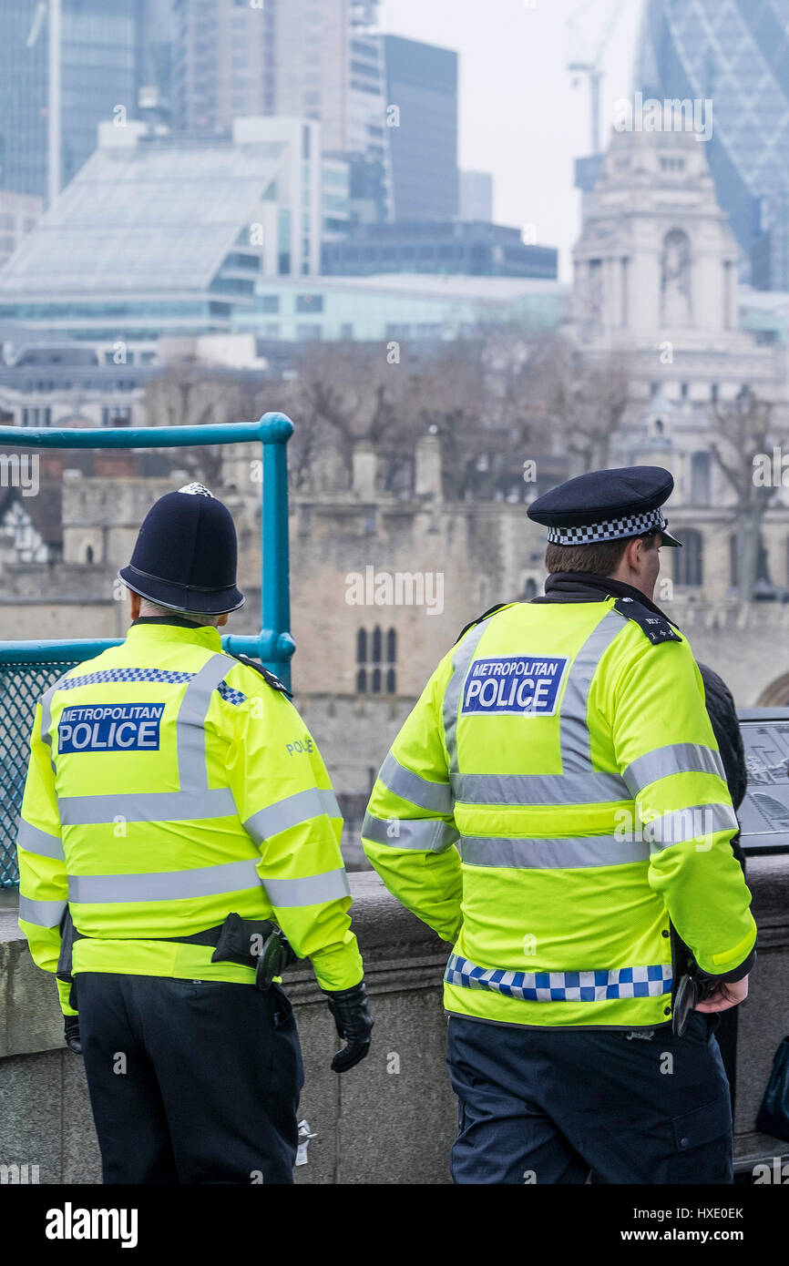 Deux agents de la Police métropolitaine de patrouille de gendarmes patrouiller ; Protection Sécurité Londres Banque D'Images
