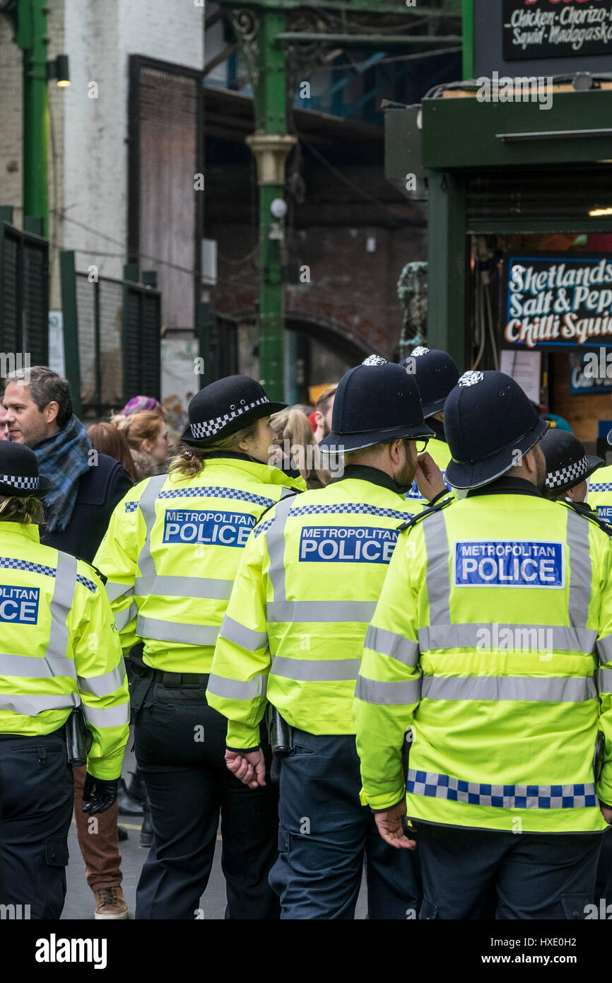 Metropolitan Police Constables Groupe intérieur sécurité London Borough Market Banque D'Images
