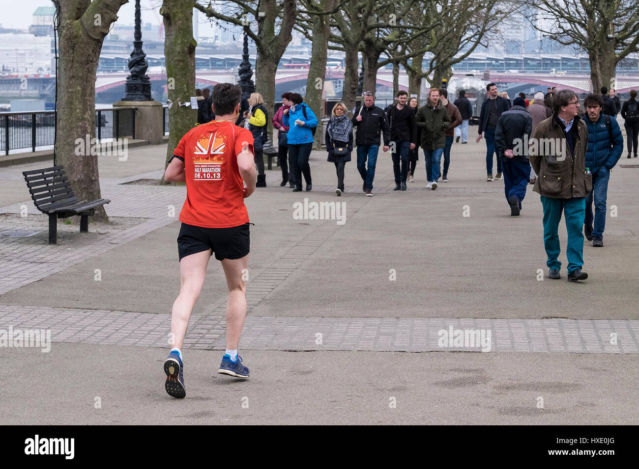 Rive Sud Southbank Runner Jogger Running Jogging de vie sain Londres les uns flânant Banque D'Images