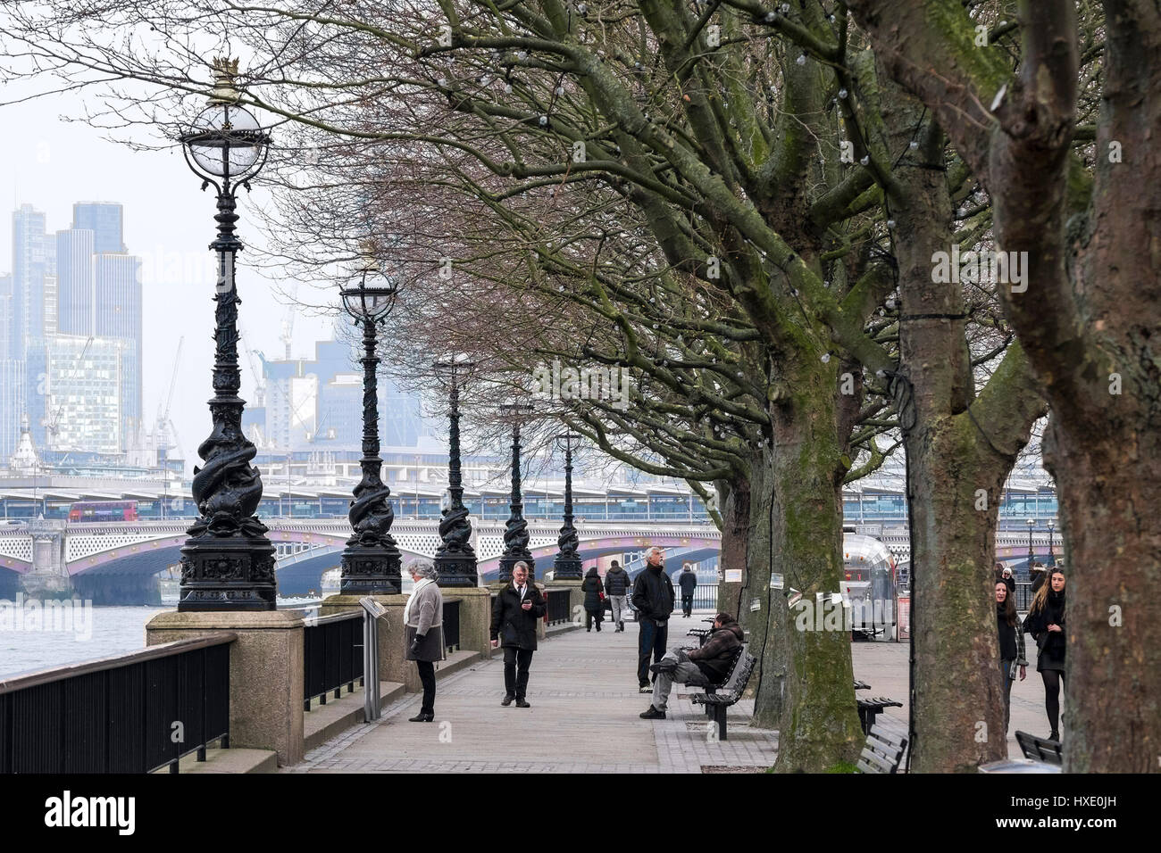 La Banque du Sud en voie de disparition arbres Southbank London les uns flânant Tamise des lampes Arbres Banque D'Images